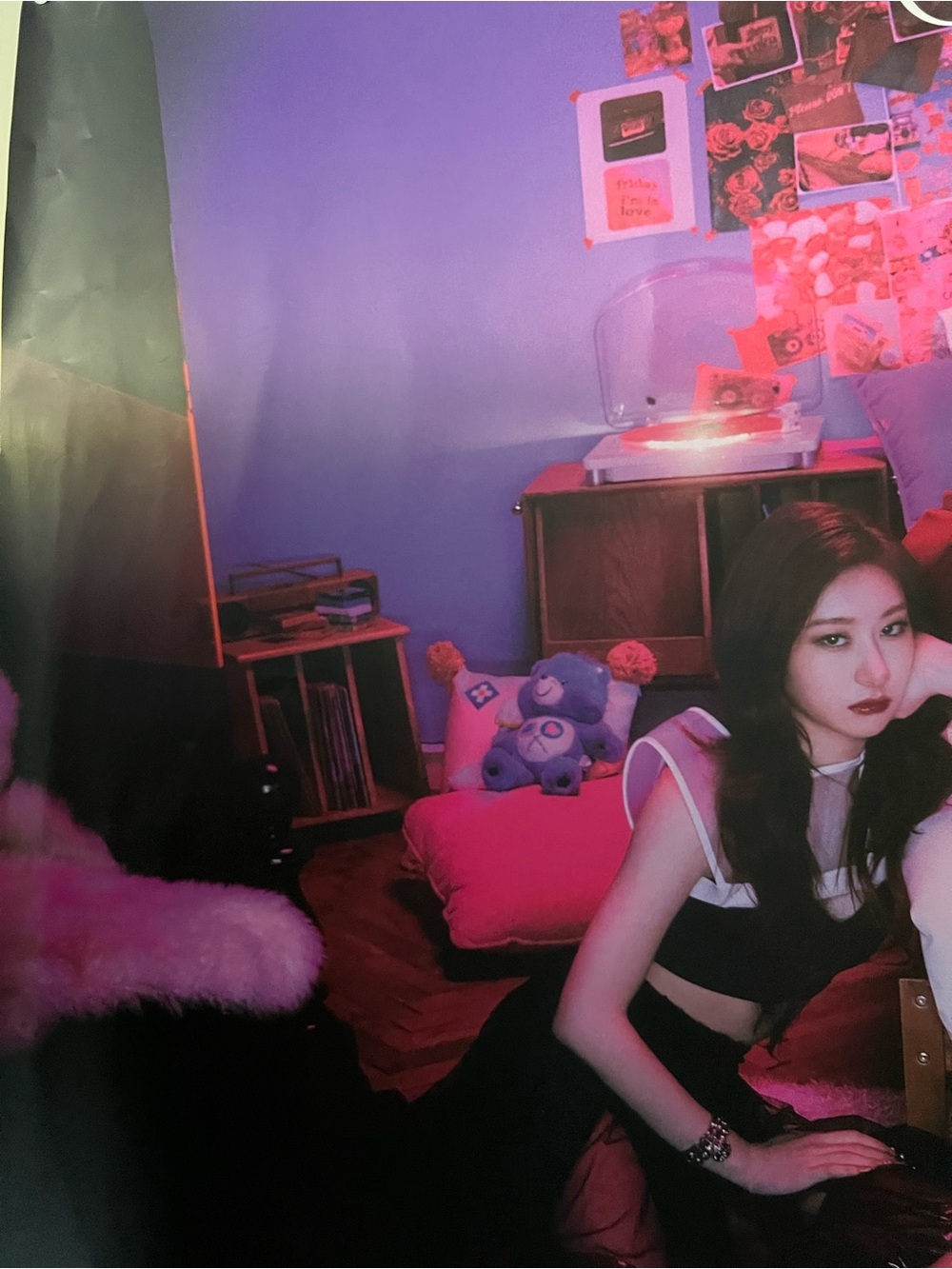ITZY Guess Who K-Pop Wall Banner Poster Purple Pink Room Decor 30 x 21 - Picture 4 of 4